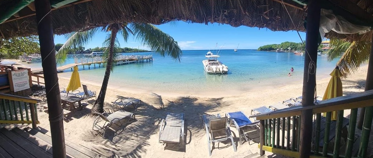 image from Sundowners Beach Bar - Roatan's Idyllic Waterfront Oasis for the Ultimate Tropical Experience